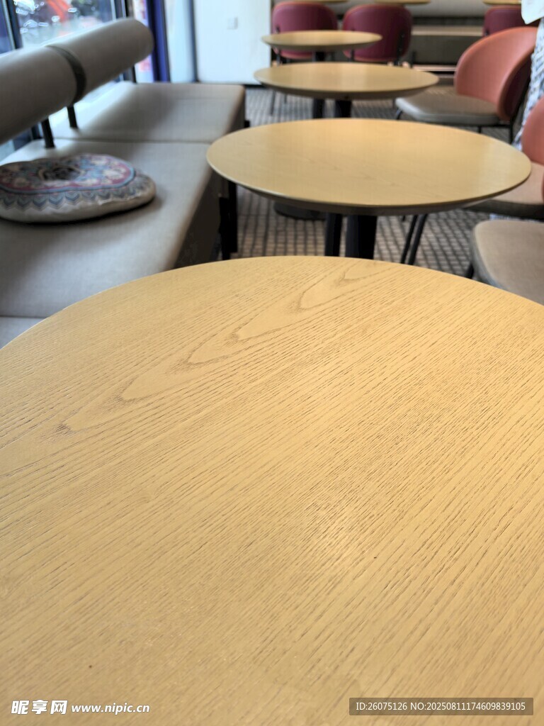 简约木质圆桌与沙发场景