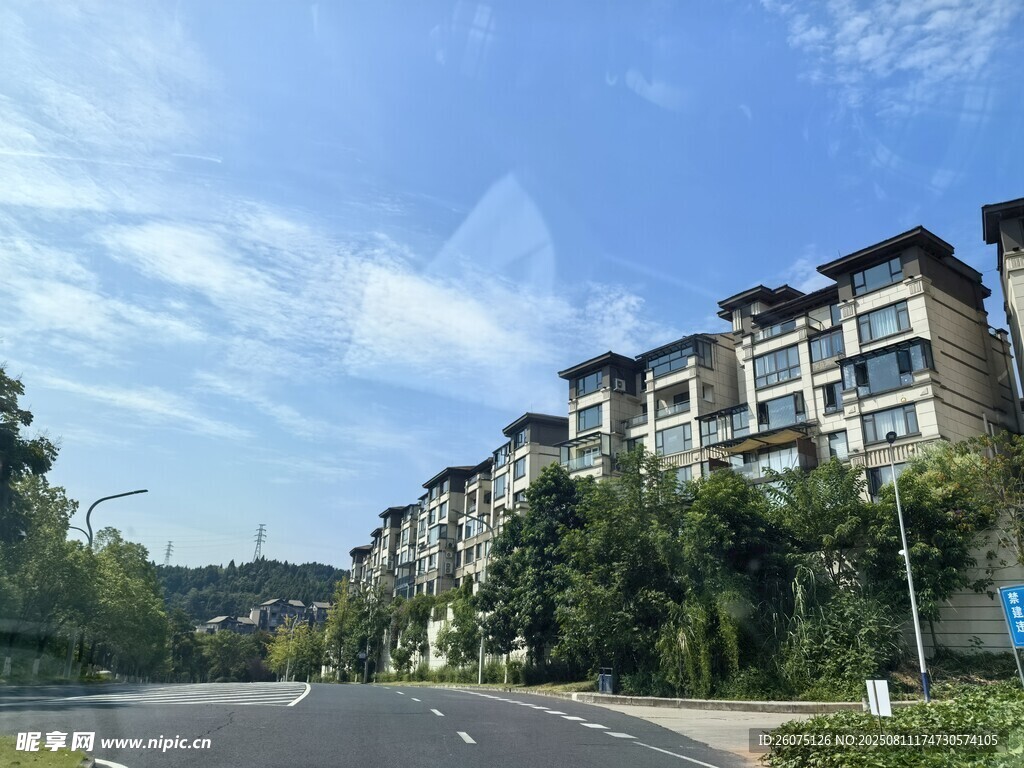 晴空下市中宁静的街道与住宅