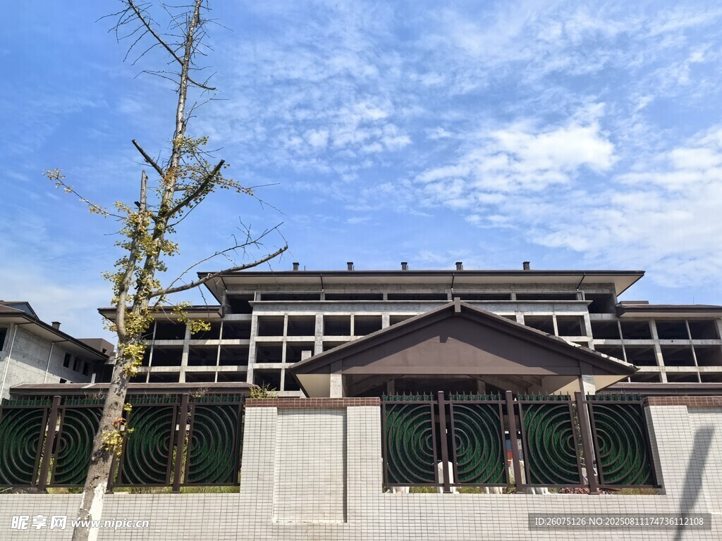 晴空下的中式风格建筑外观