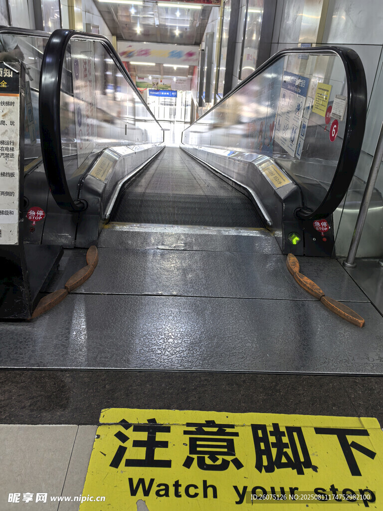 地铁站内自动扶梯及提示牌