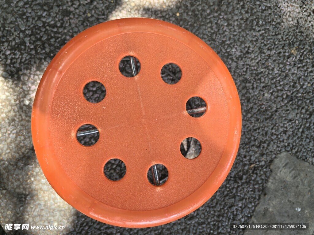 橙色带孔圆盘板凳