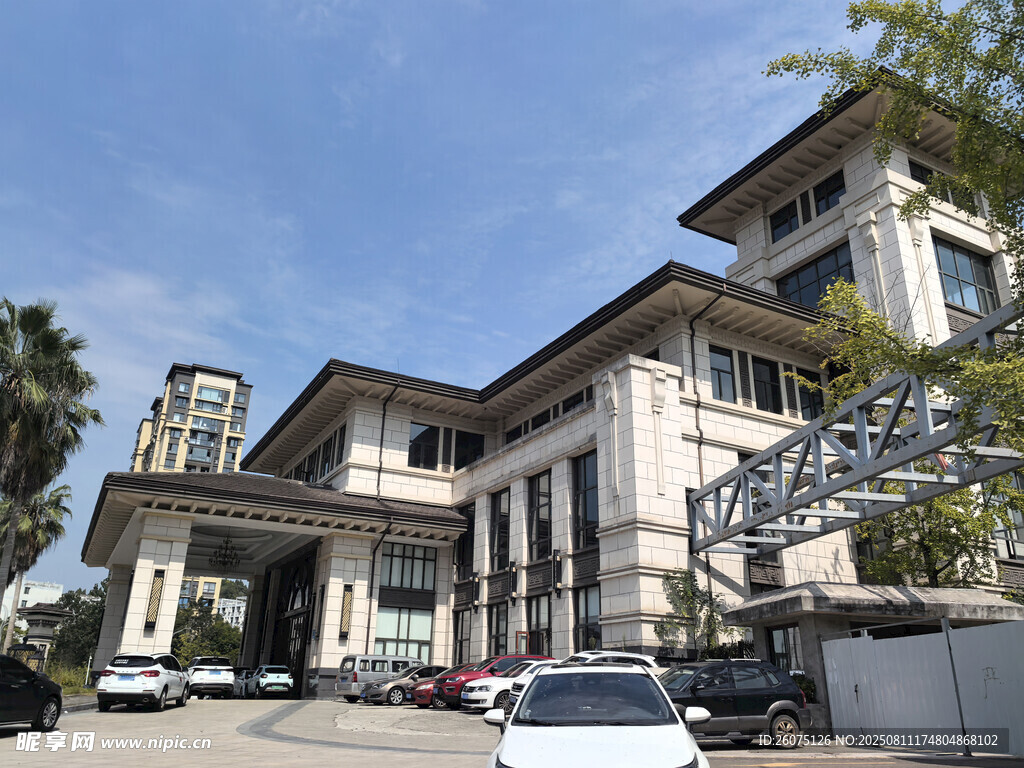 豪华大气的多层建筑外观