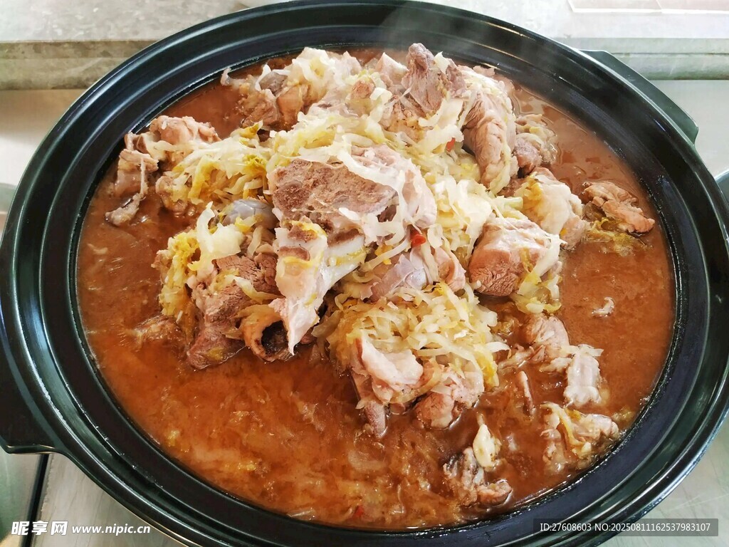 酸菜炖肘子