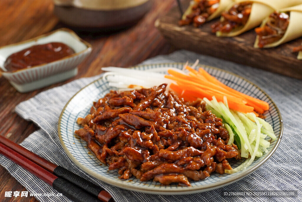美味牛肉丝配新鲜蔬菜