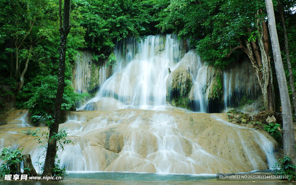 山间瀑布美景