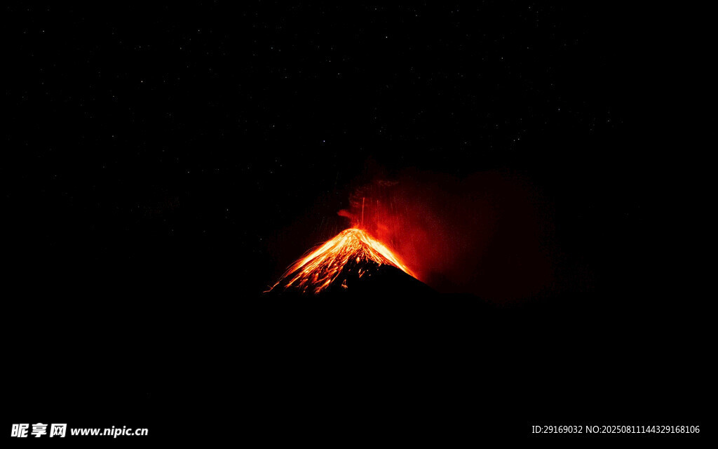 夜中闪耀的火红山峰