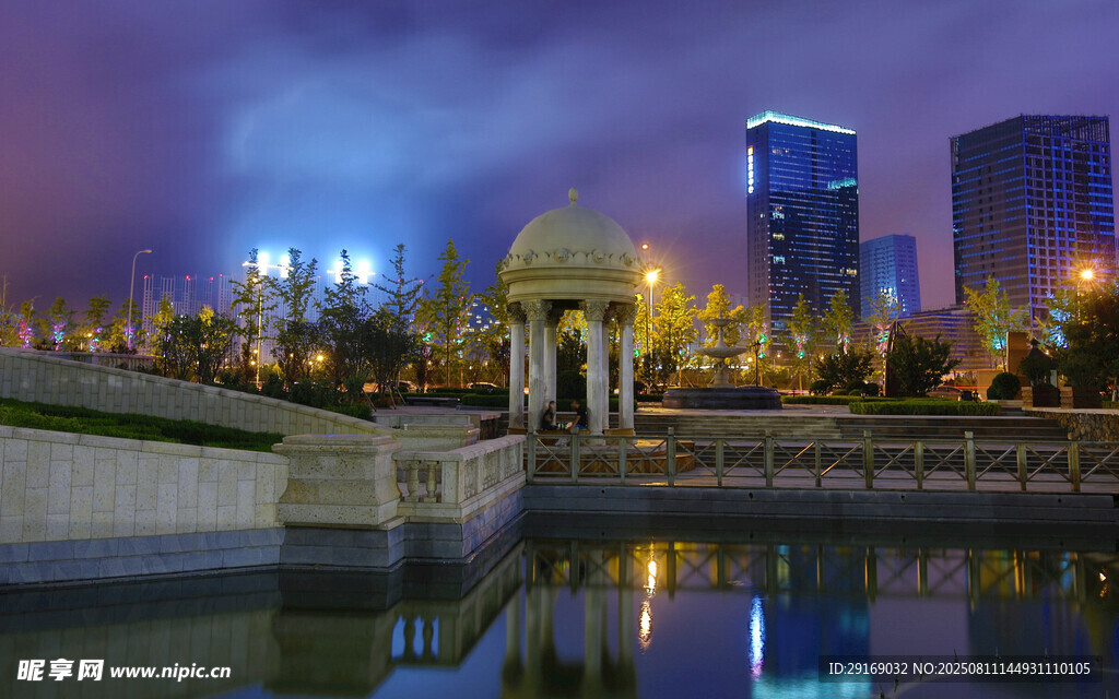 城市夜景中的河畔建筑景观
