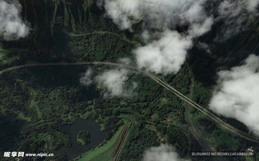空中俯瞰山间蜿蜒公路