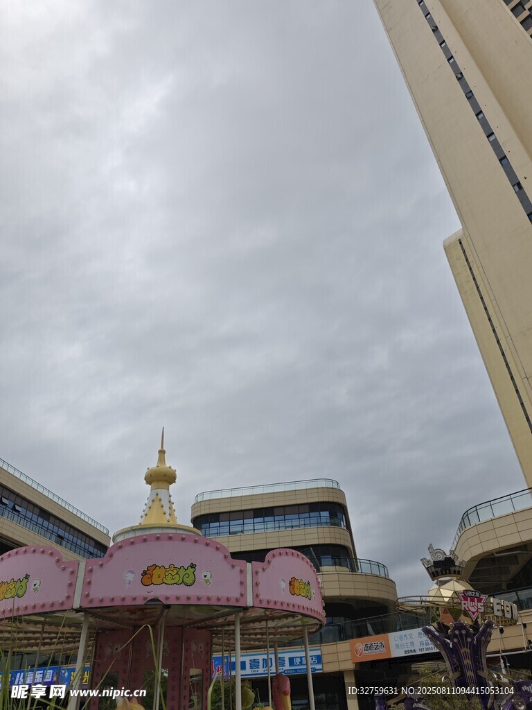 城市中独特的彩色建筑景观