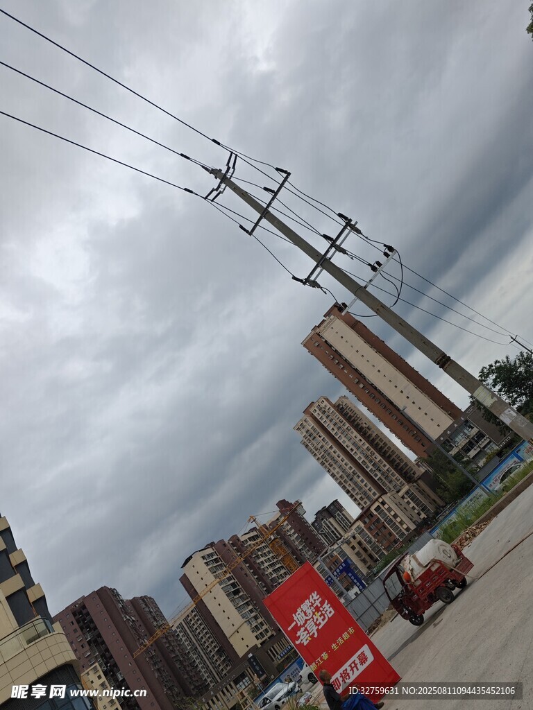 城市街景下的电线与建筑