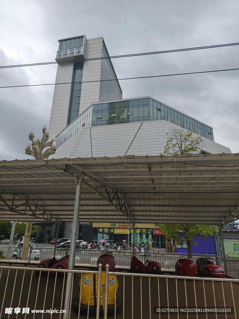 城市中现代建筑与人群景象