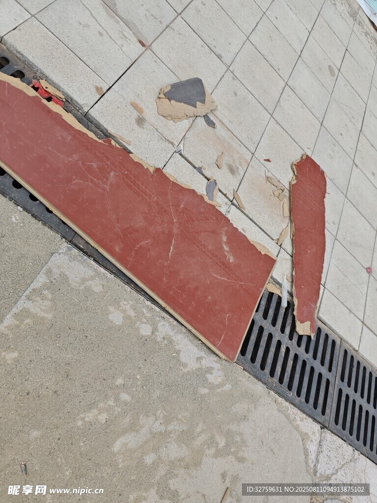 地面破损排水沟处景象