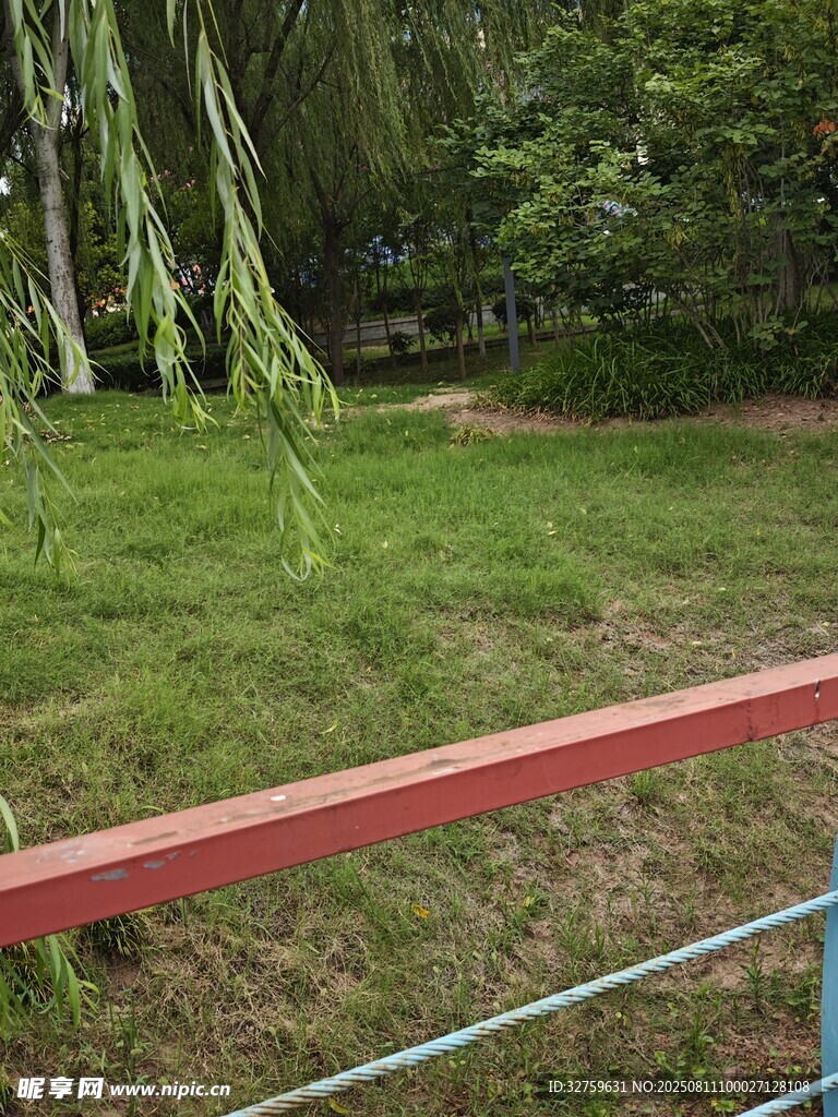 户外绿地旁的红色栏杆