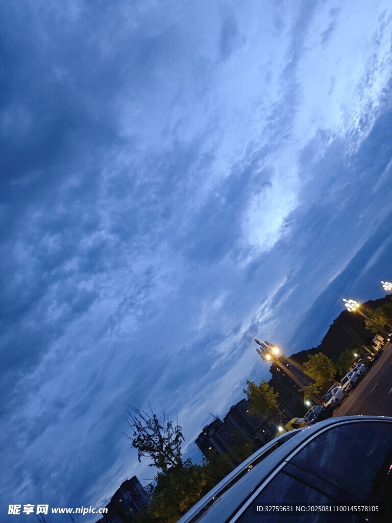 夜幕下的街道与天空景色