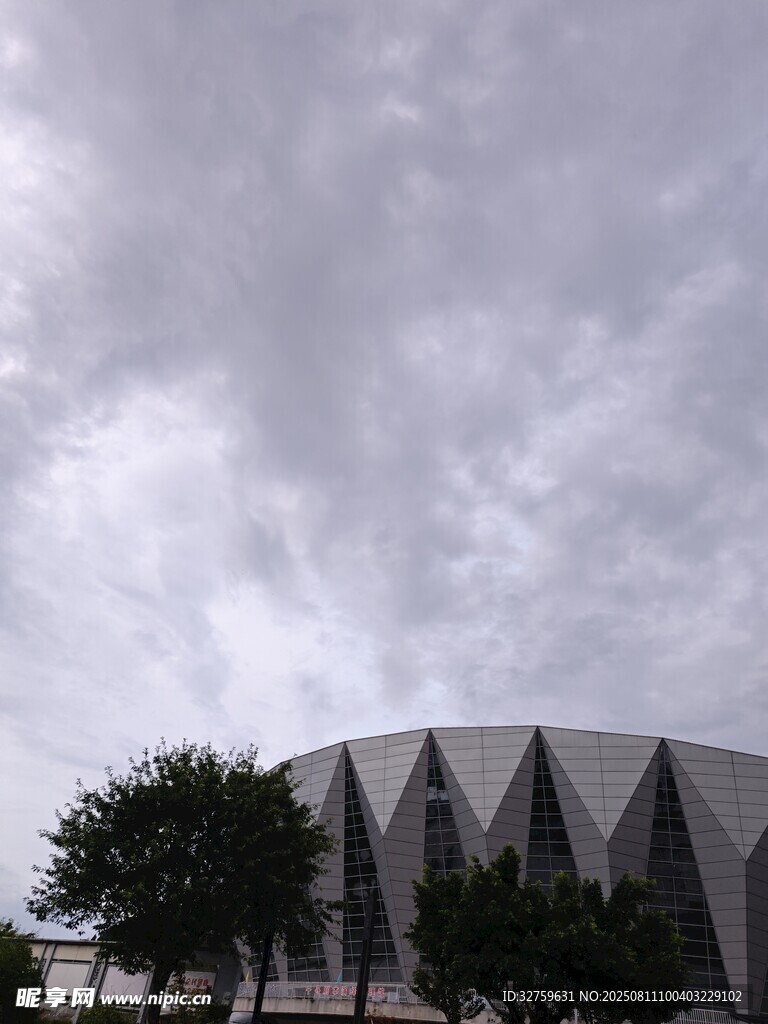 阴天里的独特建筑景观