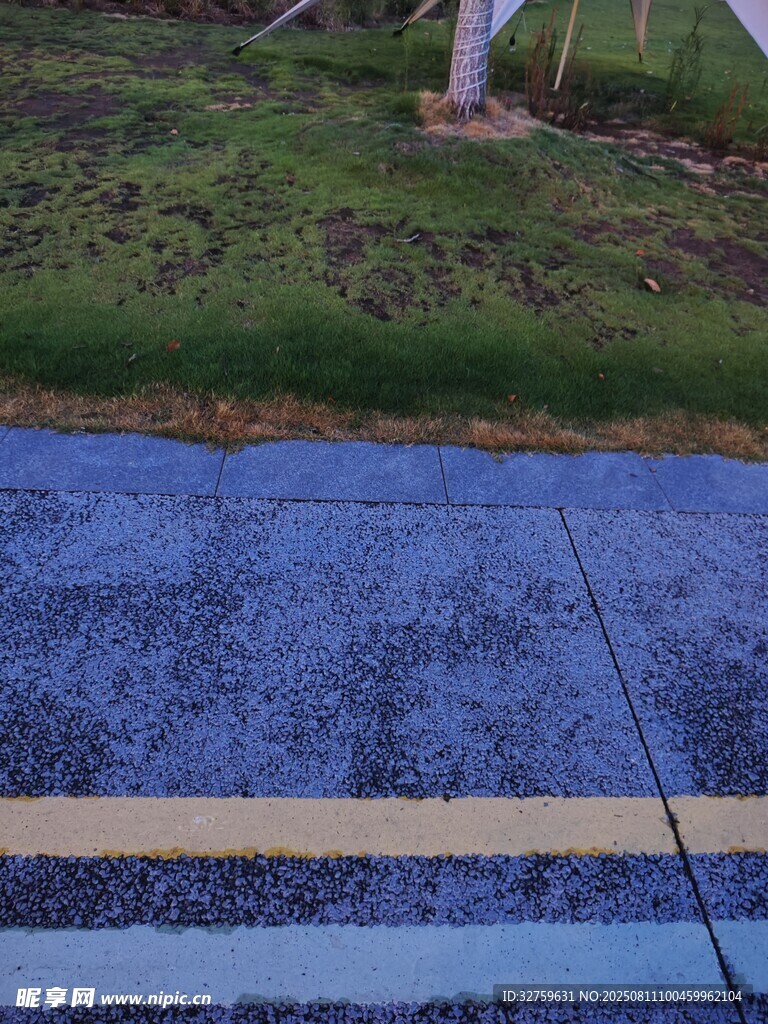 雨后湿漉漉的户外地面