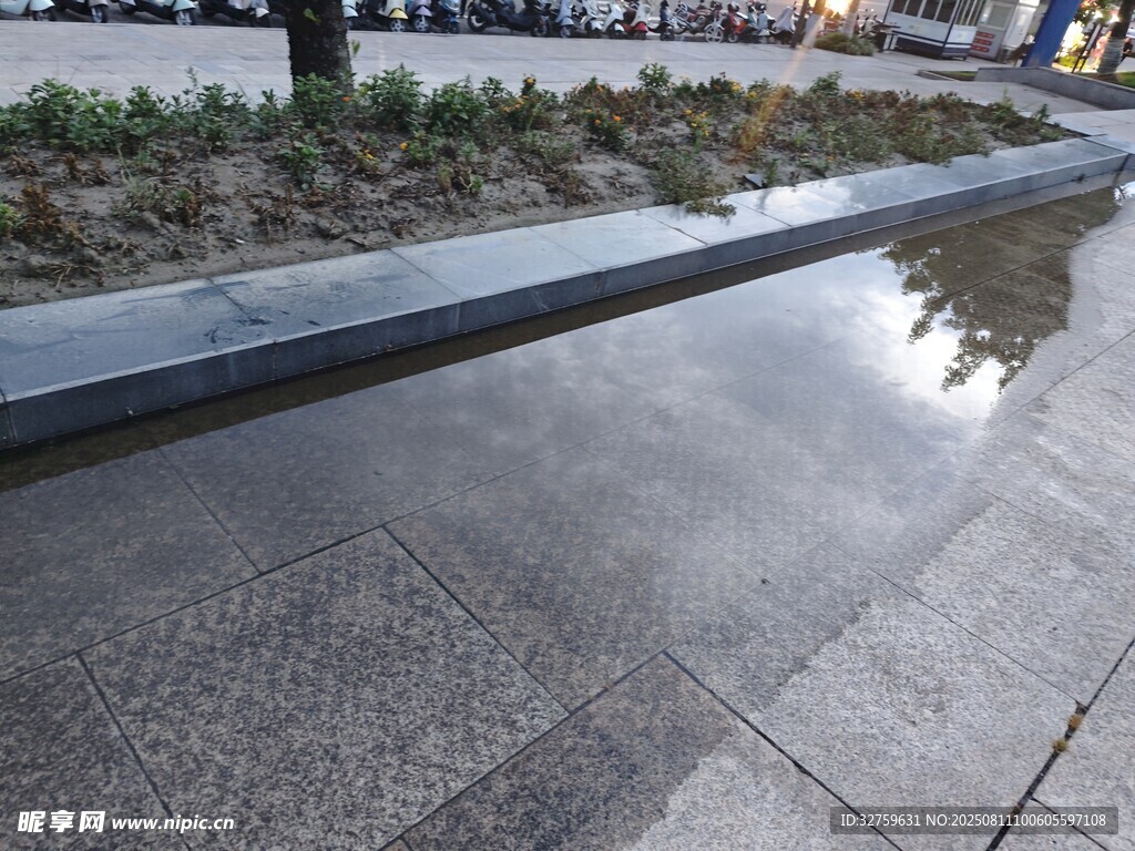 雨后城市街道积水景象