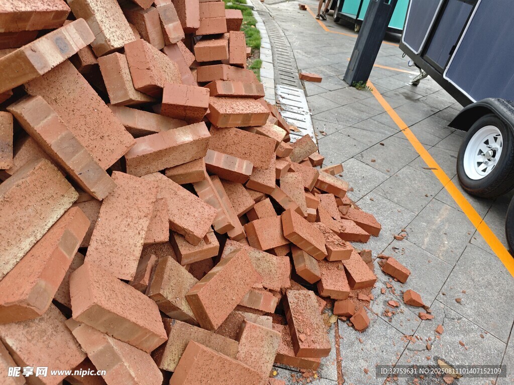 一堆红砖堆放在路边