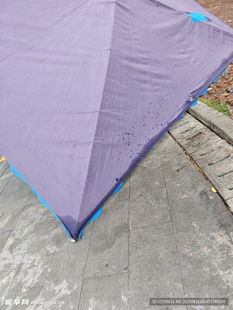 紫色帐篷一角