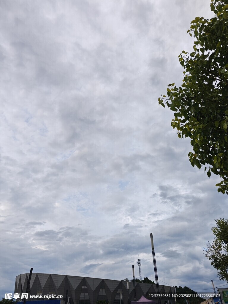 阴天城市景象