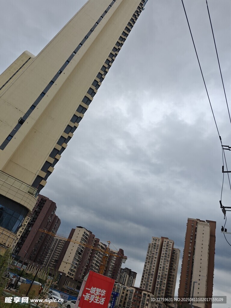 城市高楼间的空中缆车景观