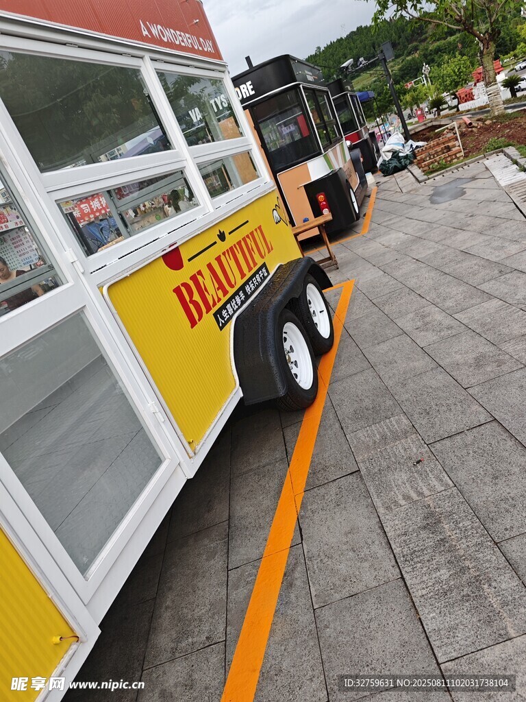 黄色餐车停靠在道路边