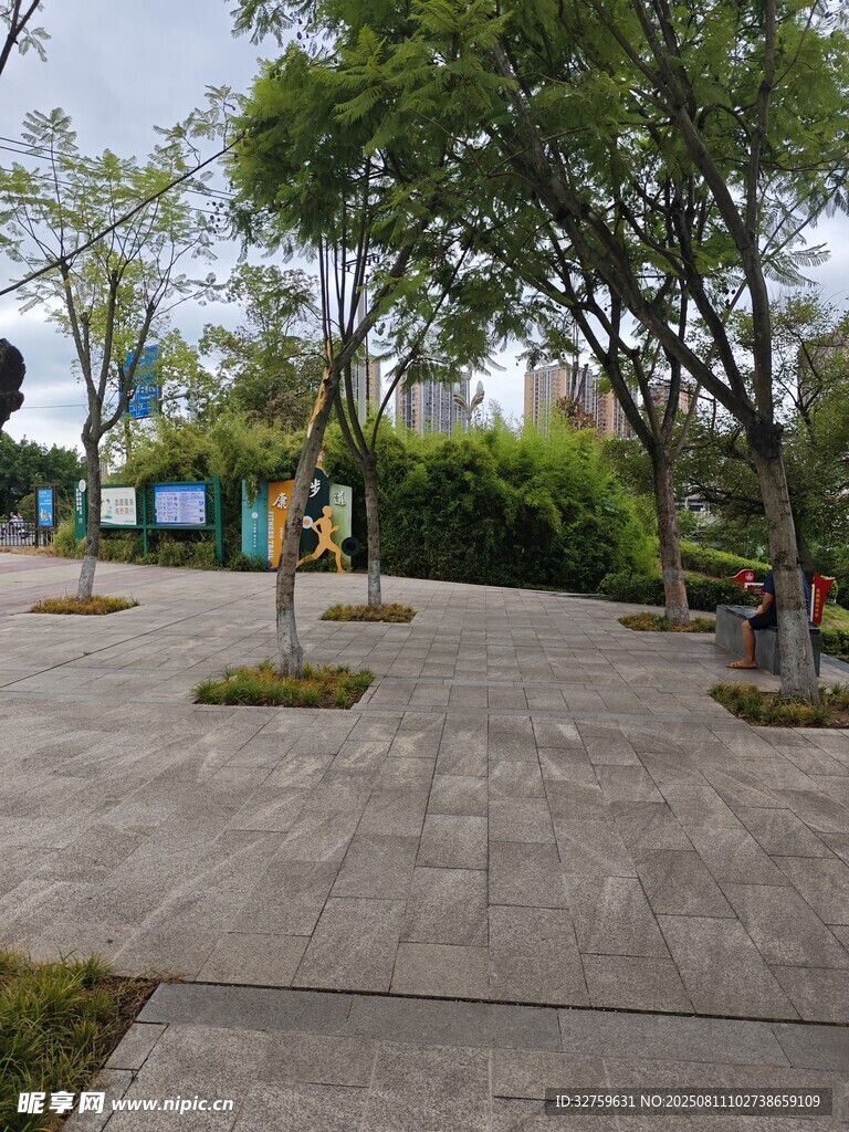 城市中的静谧休闲小广场