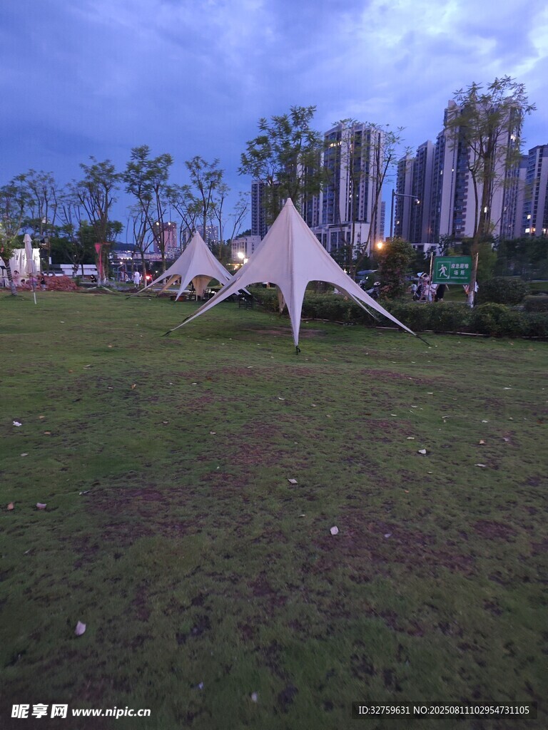 户外草坪上的特色帐篷