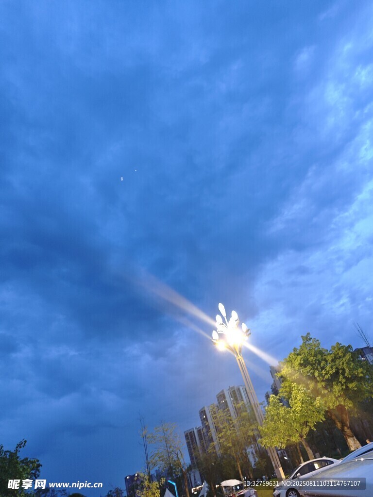 夜空下的璀璨灯光雕塑