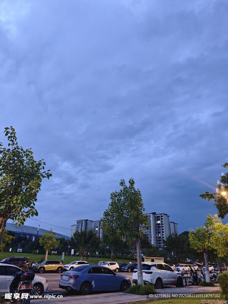 城市街道的傍晚景象
