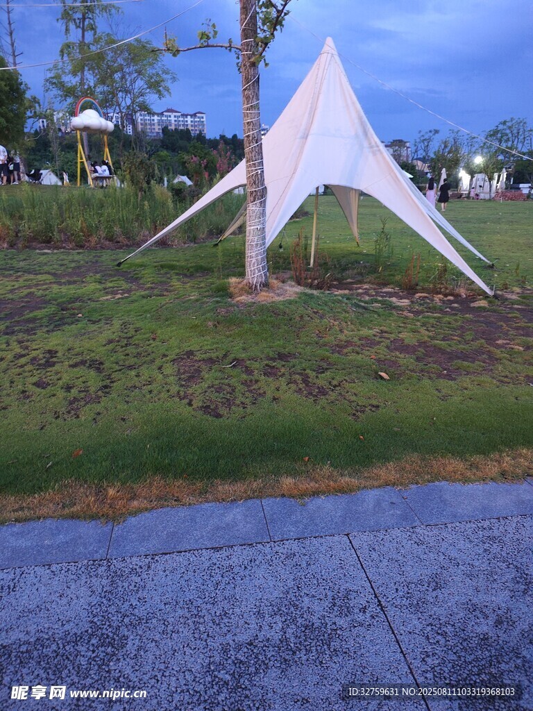 户外白色三角遮阳篷景观