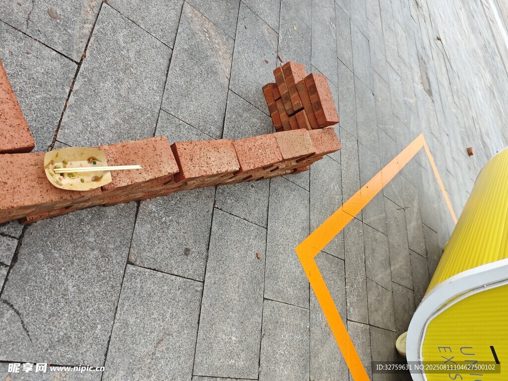 地面上的红砖与黄色物件