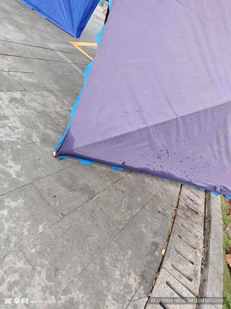 紫色帐篷一角