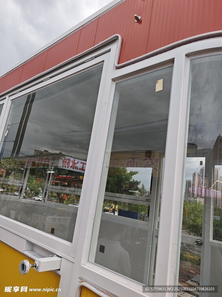 彩色建筑的通透玻璃窗