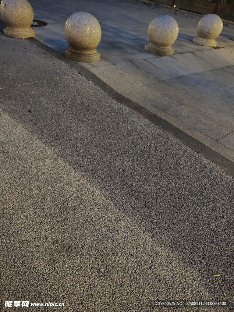 户外地面上的圆形石墩