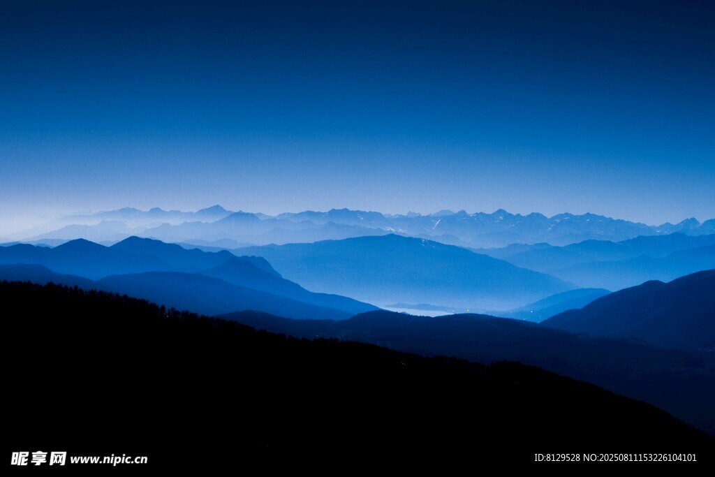 夜幕下的壮丽山峦