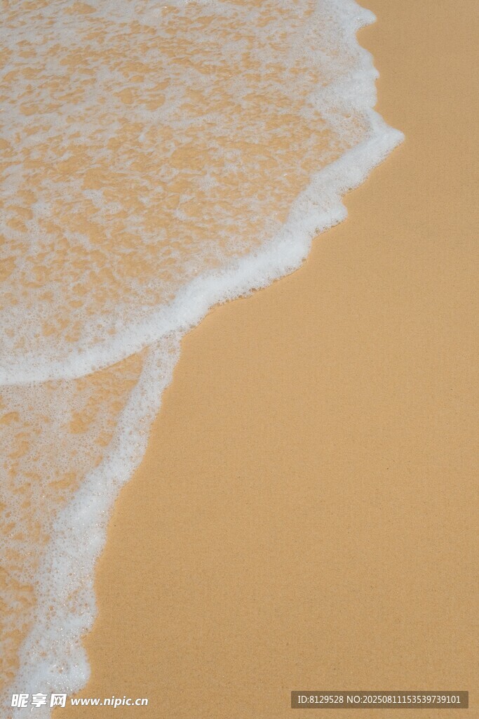 海浪轻吻沙滩