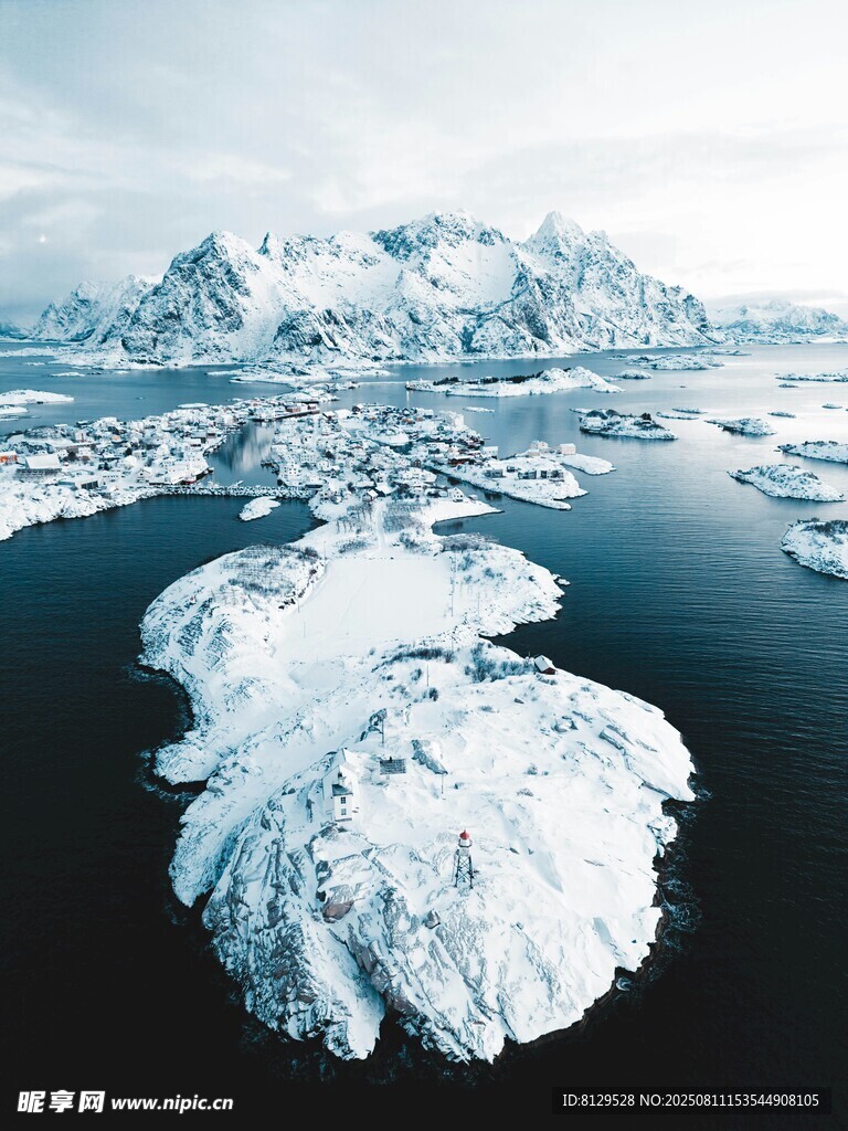 海上漂浮的巨大冰山
