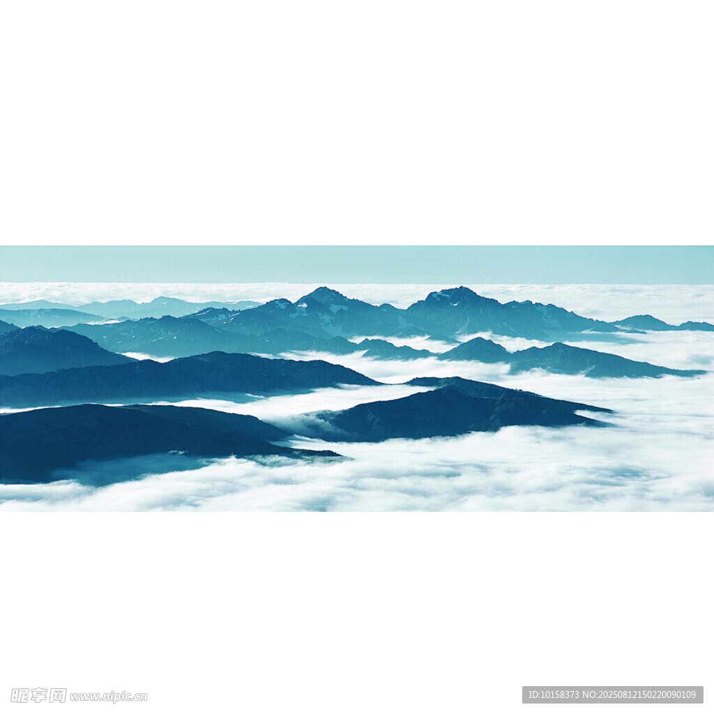 云海中的连绵山峦