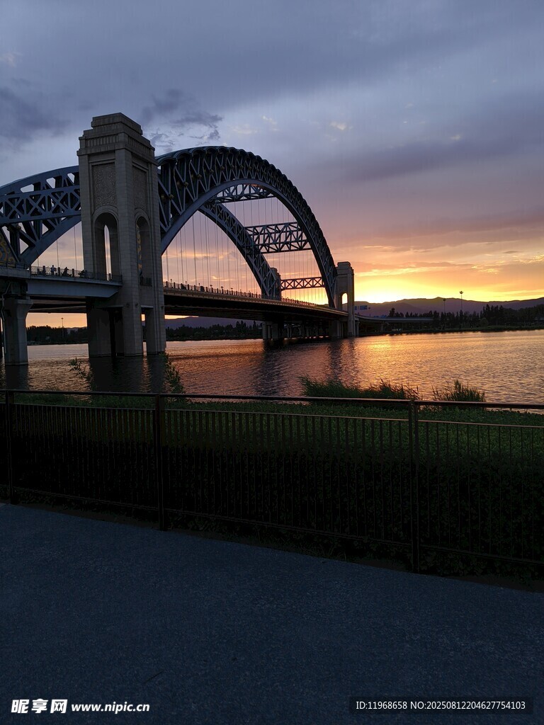 黄昏下的桥梁美景
