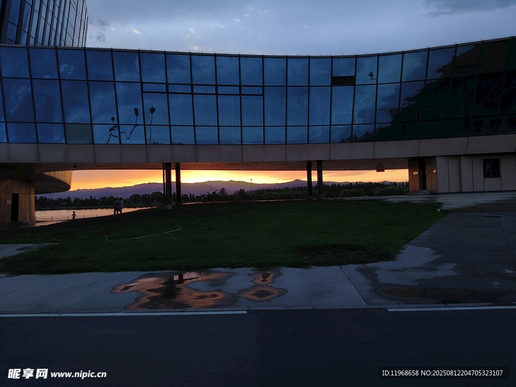 现代玻璃建筑的黄昏景致