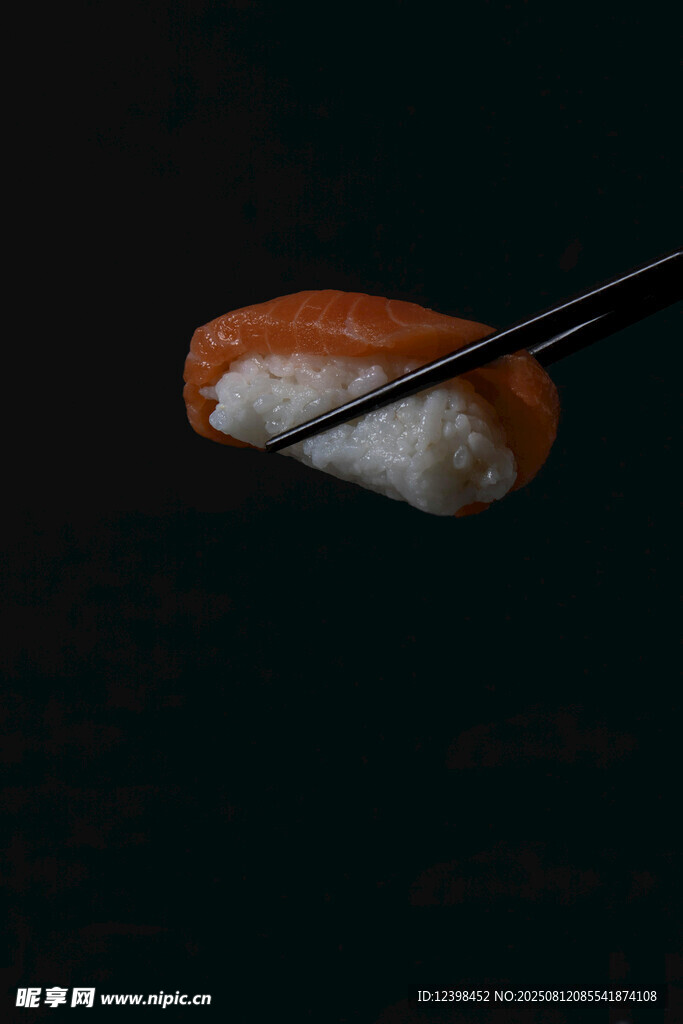 筷子夹起的美味寿司