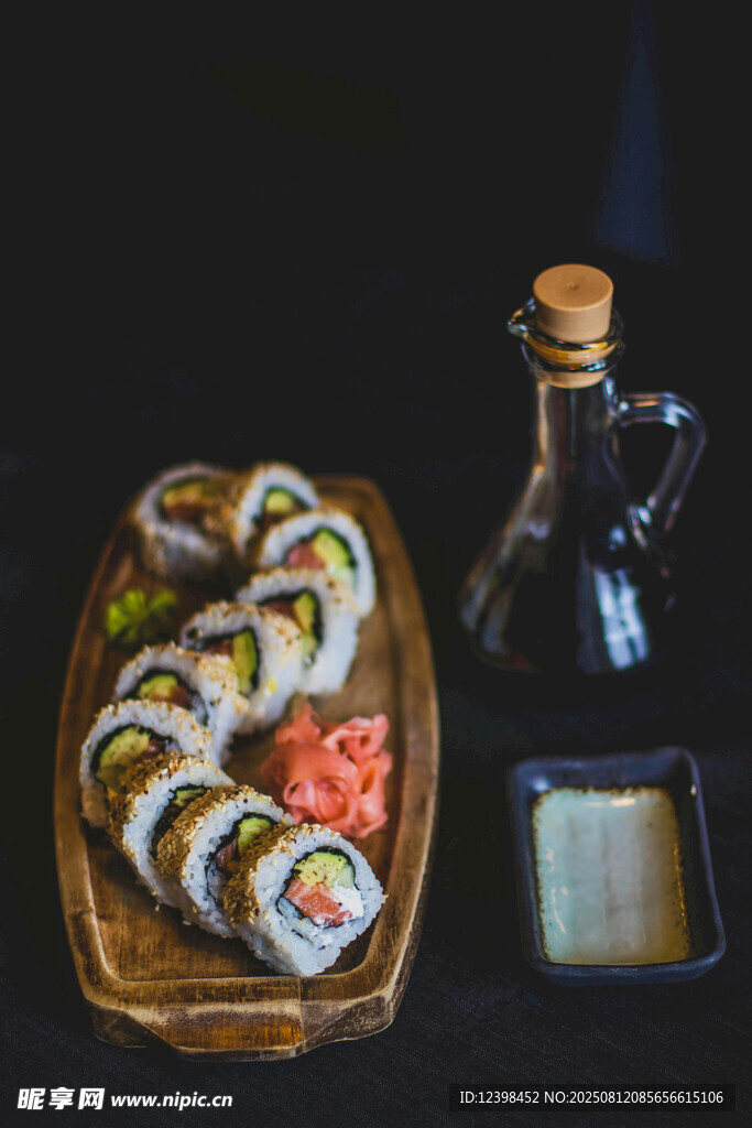美味寿司拼盘与清酒