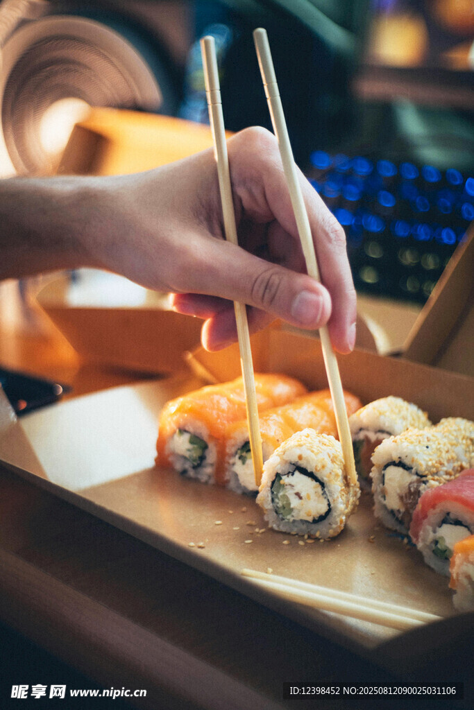 手拿筷子夹美味寿司