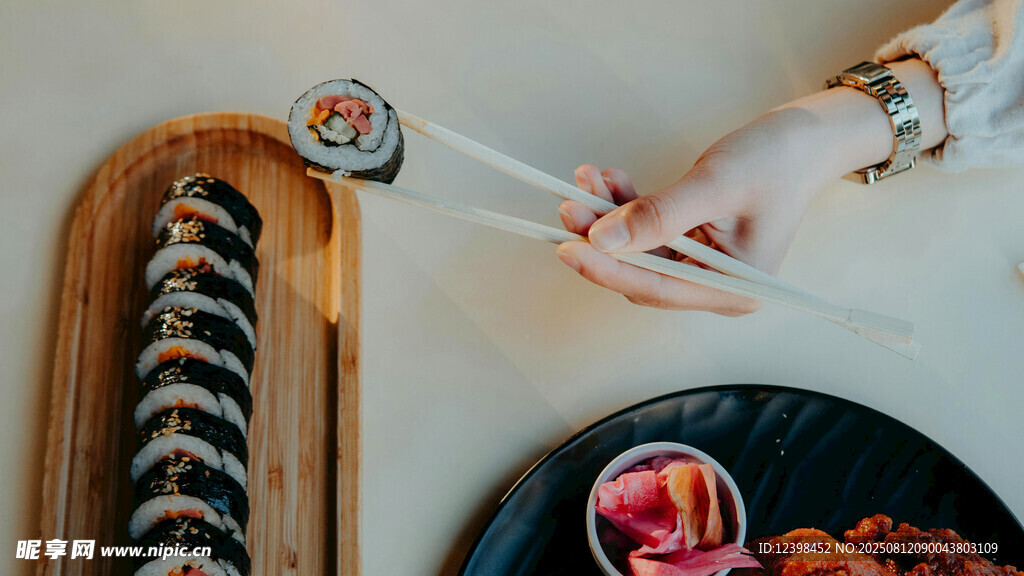 手拿筷子夹取美味寿司