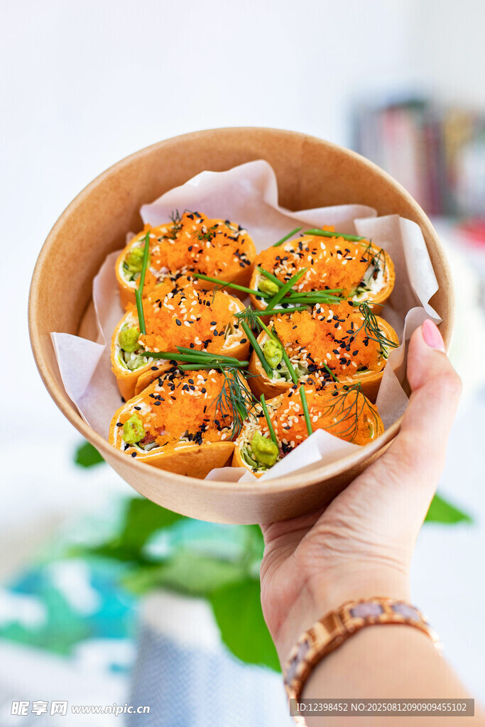 手捧美味蒸饺