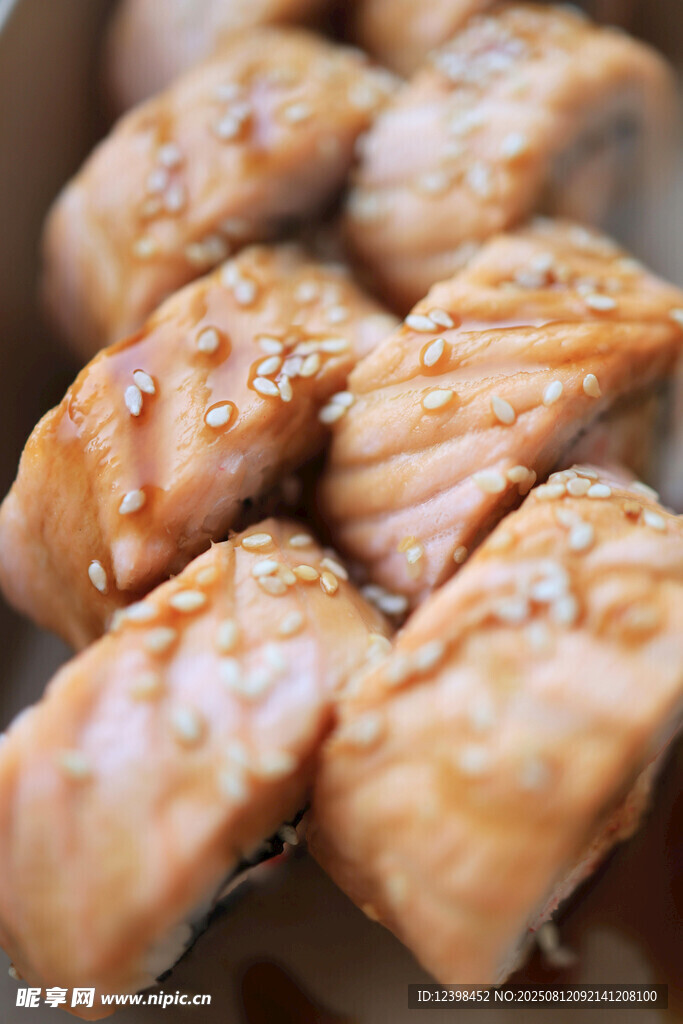 美味三文鱼寿司