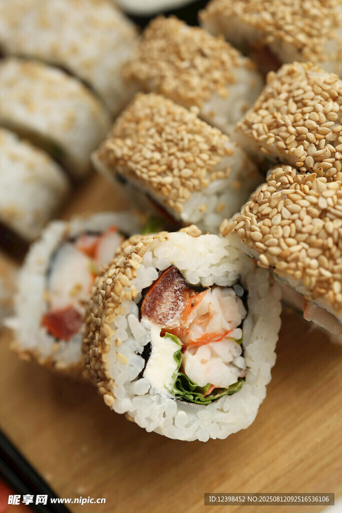 美味芝麻寿司拼盘