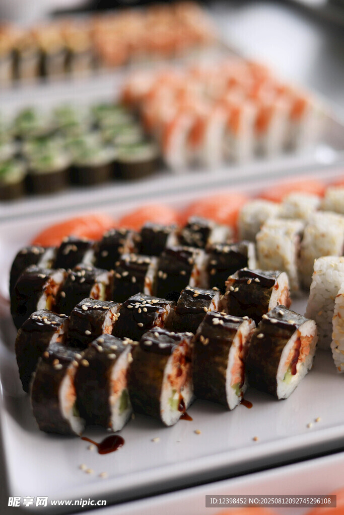 多样美味寿司拼盘展示