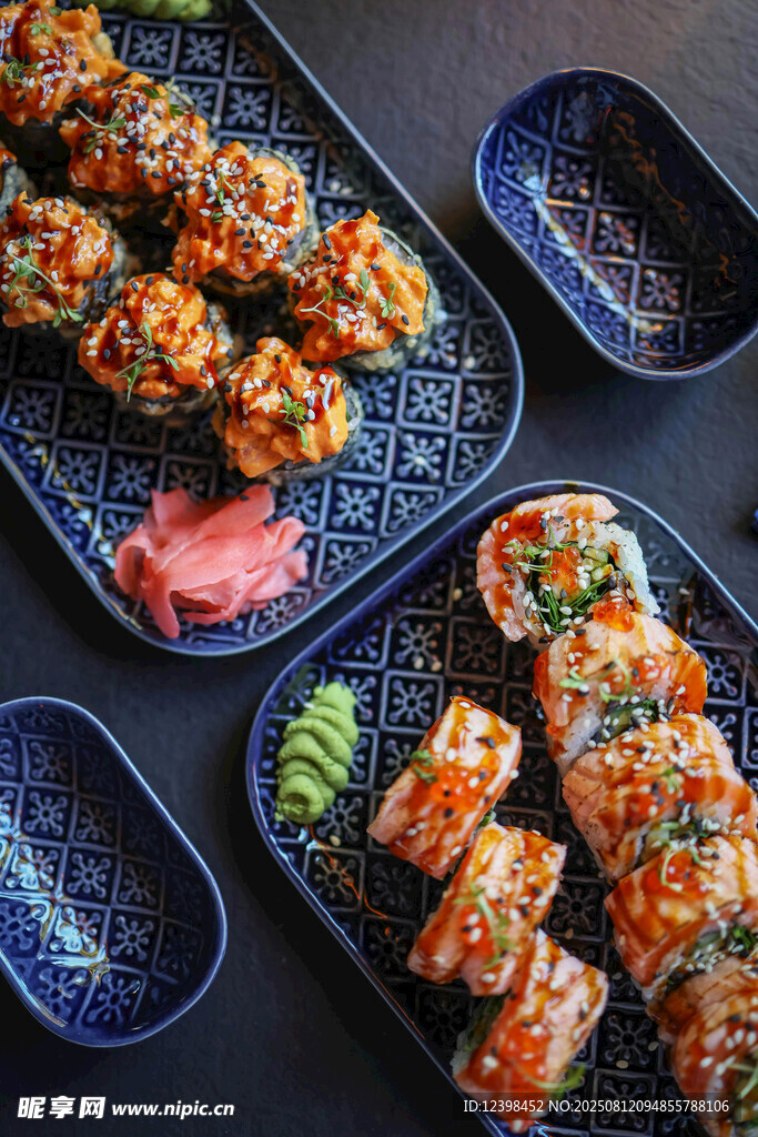 美味多样寿司拼盘展示